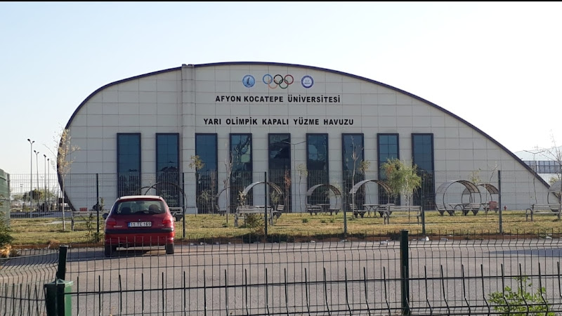 Afyon Kocatepe Üniversitesi Yarı Olimpik Yüzme Havuzu