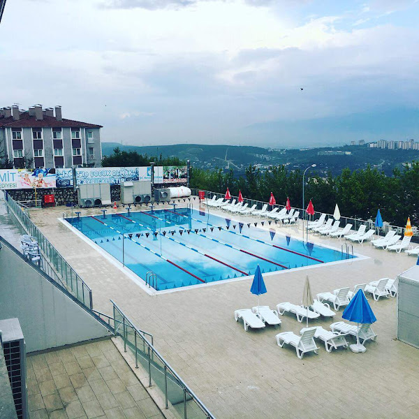 Çayırova Belediyesi Yarı Olimpik Yüzme Havuzu