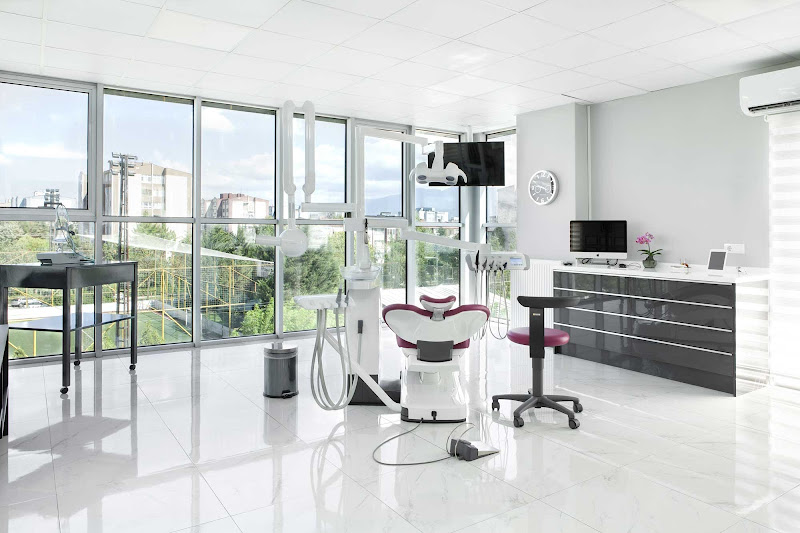 Çene Cerrahisi ve İmplantoloji Uzm. Dr. Erman Şenel Modern Diş Polikliniği