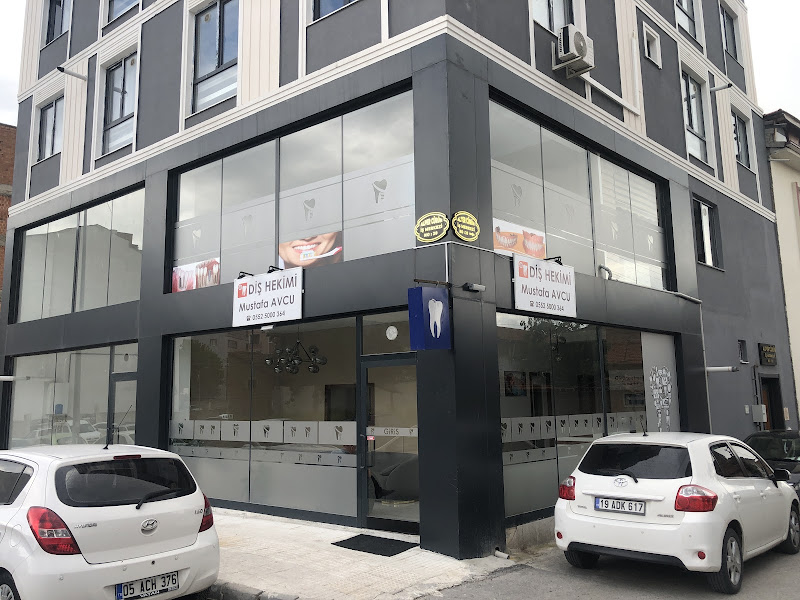 Diş Hekimi Cemre Özküçükgöz