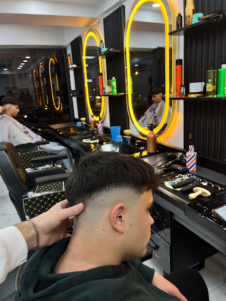 E SARIGÜZEL HAİR DESİNG BARBER