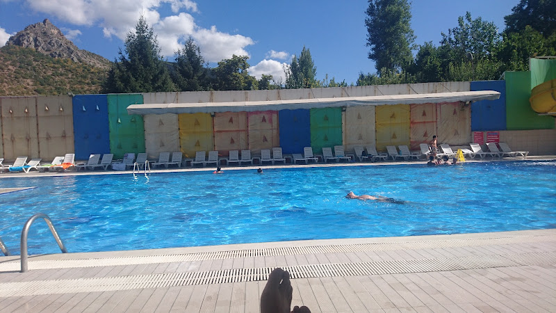 Güneşli Yarı Olimpik Yüzme Havuzu