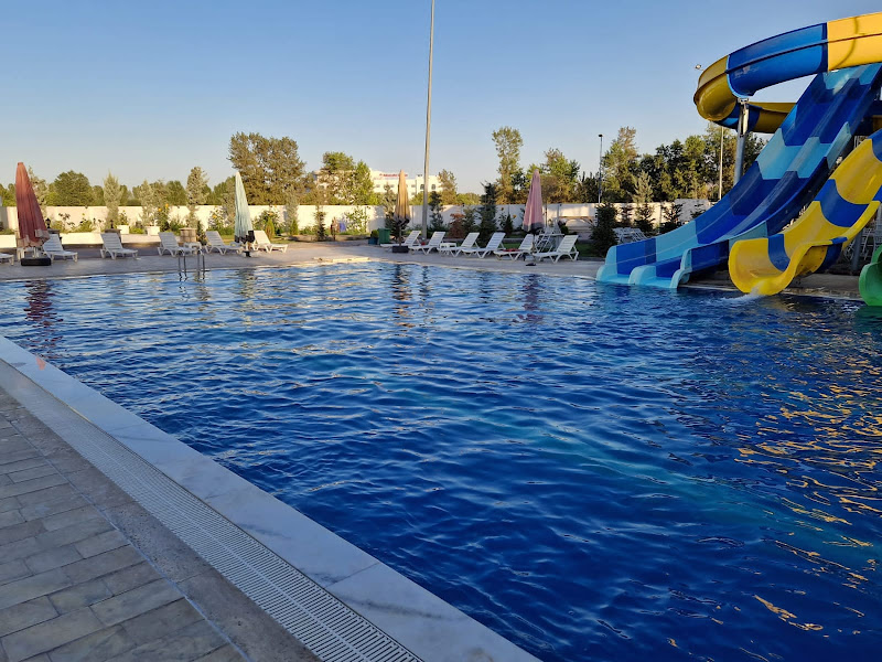 Topçular Yarı Olimpik Yüzme Havuzu