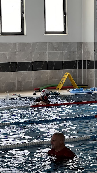 Yarı olimpik yüzme havuzu